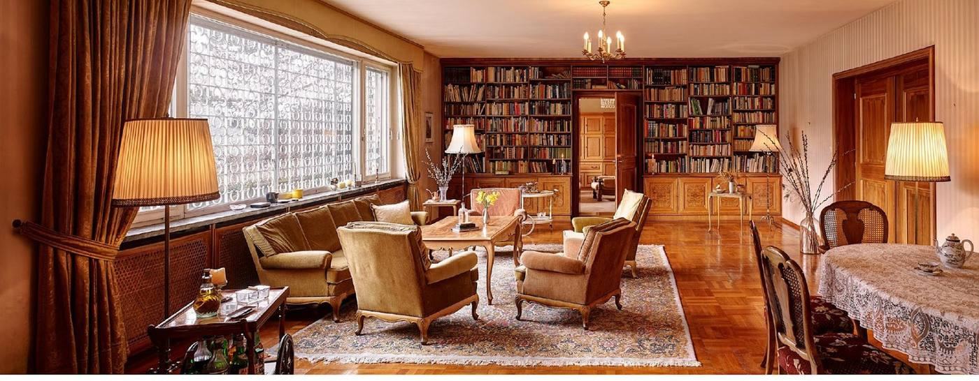 Wohnsalon mit Bibliothek